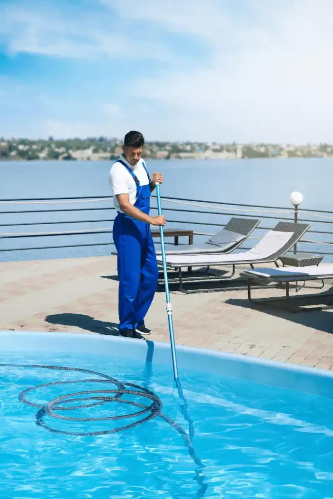 Trabajador Limpiando Piscina Al Aire Libre Con Aspiradora Submarina